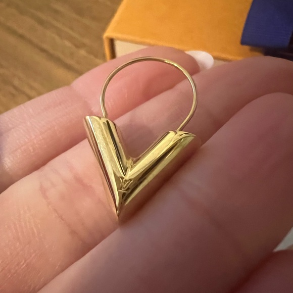 Louis Vuitton Essential V Hoop Earrings - Picture 3 of 6
